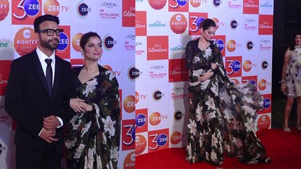Ankita Lokhande पति Vicky के साथ Zee Rishtey Award पर दिखी साड़ी लहराते; देखिए वीडियो |FilmiBeat*TV