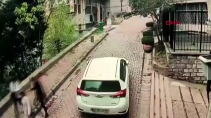 BEYOĞLU'NDAKİ ELLERİ ÇORAPLI HIRSIZLIK ŞÜPHELİLERİ KAMERADA