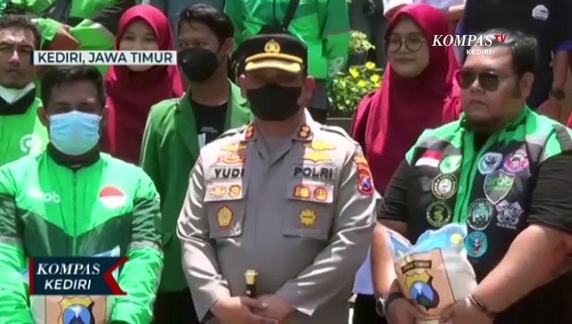 Polres Kediri Kota Bagikan 2 Ton Beras Kepada Pengemudi Ojek Online