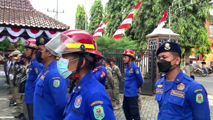Polres Trenggalek Lakukan Aksi Sosial dengan Membagikan Air Mineral & Buah pada Peserta Aksi Damai