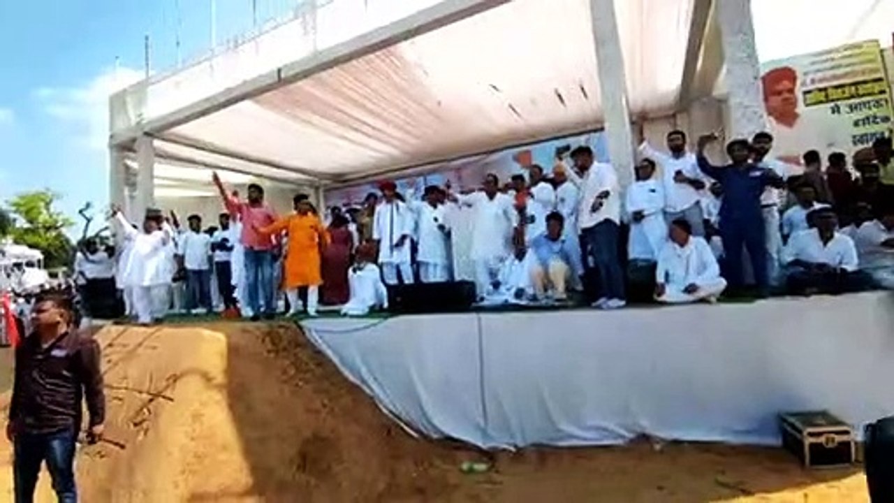 पुष्कर में हंगामा, अशोक चांदना की तरफ फैंके जूते-चप्पल