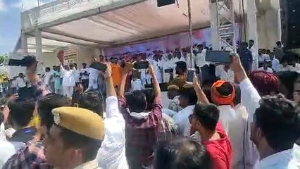 पुष्कर में हंगामा, अशोक चांदना की तरफ फैंके जूते-चप्पल