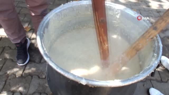 Balıkesir haberleri: Balıkesir'de davul klarnet eşliğinde keşkek dövme geleneği yaşatılıyor