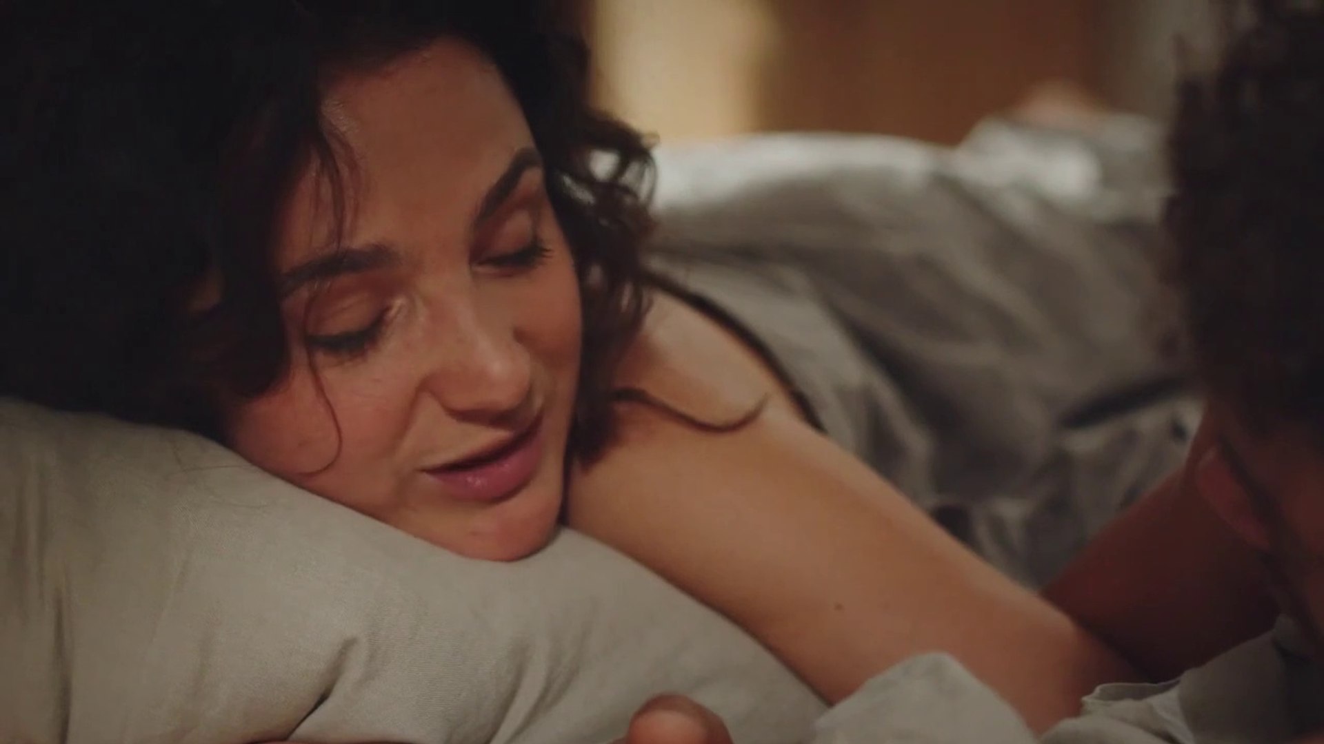 Plus Belle La Vie 4619 Plus belle la vie : [Indiscrétion] – Emma et Baptiste s'aiment comme au  premier jour - Vidéo Dailymotion