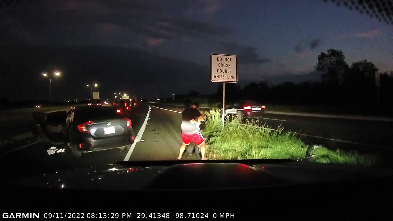 Un automobiliste a un excellent réflexe pour éviter de percuter un homme tombé sur la route