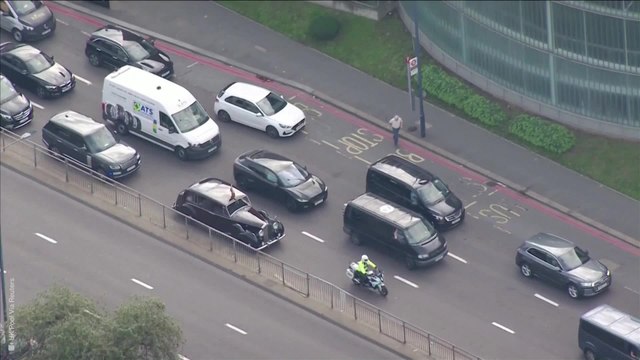 Man crosses two lanes of traffic on 35-second sprint to wave at King’s car