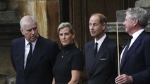 Los príncipes Andrés, Eduardo y Ana, con rostros de tristeza al recibir el féretro de Isabel II en Edimburgo