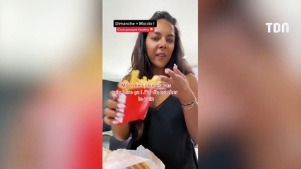 Elle mange son mcdo sans pain... mais pourquoi !!