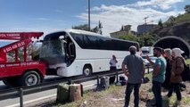 Anadolu Otoyolu'nda 2 yolcu otobüsü ve hafif ticari araç çarpıştı