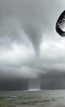 Clip vòi rồng cao cả trăm mét trên biển Phú Quốc: Cuốn bay đồ đạc, du khách hô hào tháo chạy