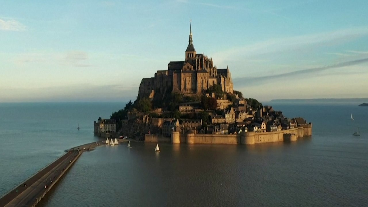 Les images extraordinaires du Mont-Saint-Michel redevenu une île grâce à la marée haute