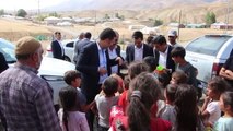 Bingöl haberi | Karlıova Kaymakamı Gilan köy ziyaretlerinde çocukların yüzünü güldürüyor