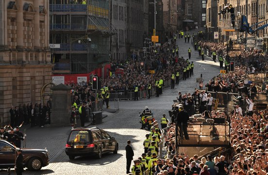 El féretro de la reina Isabel II es trasladado desde Edimburgo a Londres