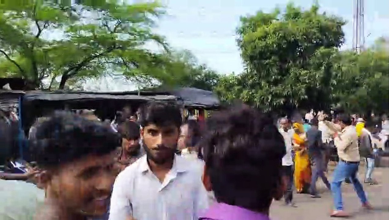 पुलिस ने दो युवकों को उठाया तो सडक़ पर चले लाठी-पत्थर, परिजनों और ग्रामीणों ने हाइवे पर किया प्रदर्शन