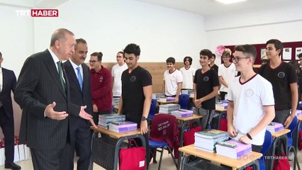 Cumhurbaşkanı Erdoğan ders zili çalıp öğrencilerle sohbet etti