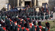 El rey Carlos, junto a sus hermanos y ante un silencio conmovedor, encabeza el cortejo fúnebre