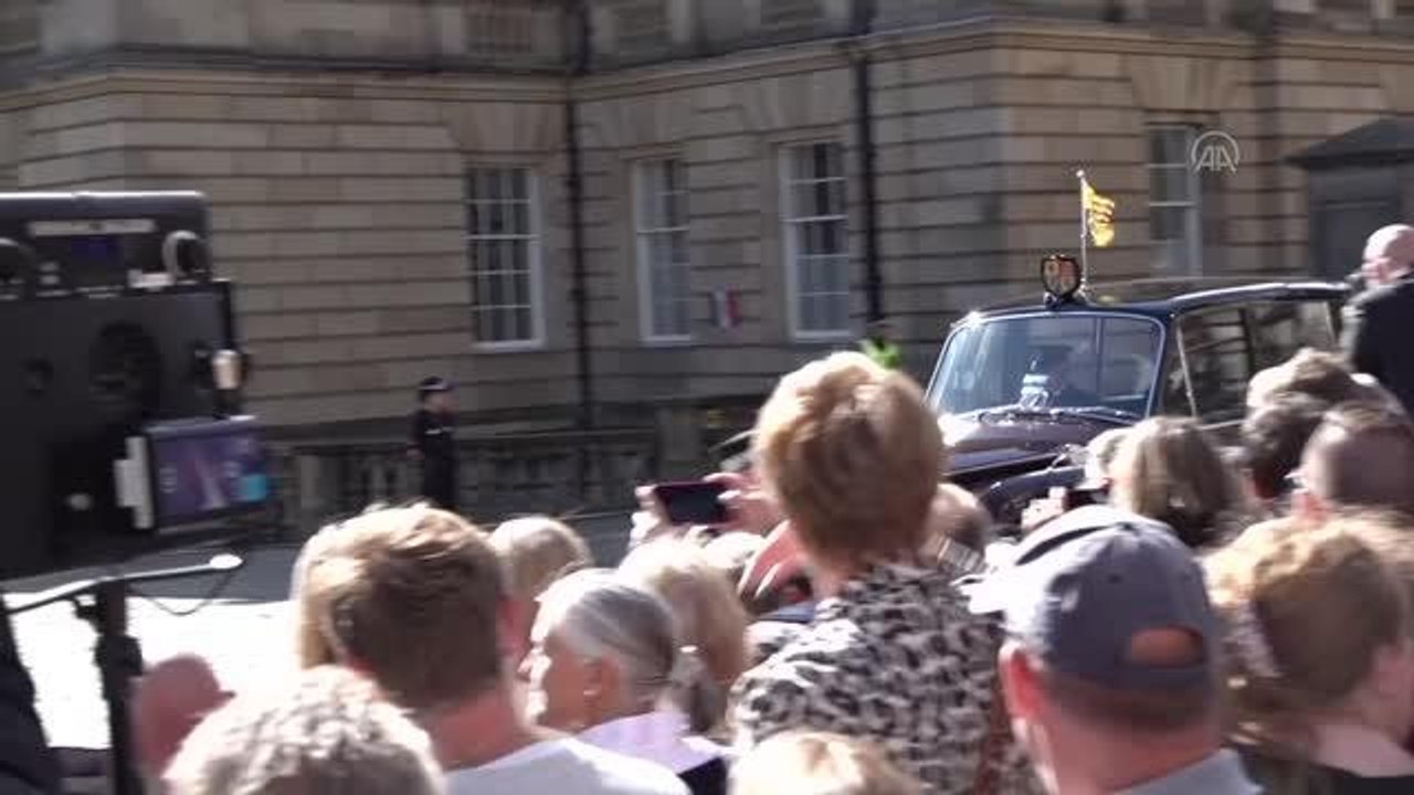 Edinburgh'ta halk Kraliçe 2. Elizabeth'in cenazesinin getirileceği St. Giles Katedrali'nin önüne akın etti