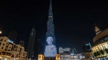 Dünyanın en yüksek gökdeleni Burj Khalifa'ya Kraliçe Elizabeth'in fotoğrafı yansıtıldı