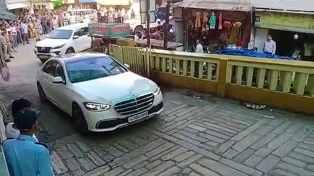 कड़ी सुरक्षा के बीच परिवार संग श्रीनाथ जी के मंदिर पहुंचे मुकेश अंबानी, आरती में हुए शामिल....देखें Video 