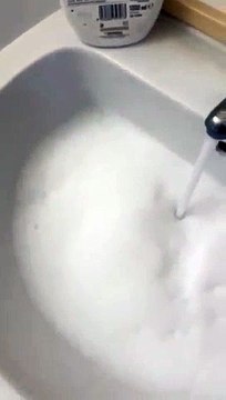 Cirò Marina, dai rubinetti esce una schiuma bianca