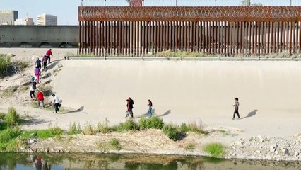 Venezuelanos cruzam do México para os EUA em busca de asilo