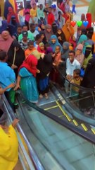 Ils prennent un escalator pour la 1ere fois de leur vie