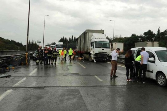 Bariyerlere çarptı, yola dökülen mazot az kalsın faciaya yol açıyordu