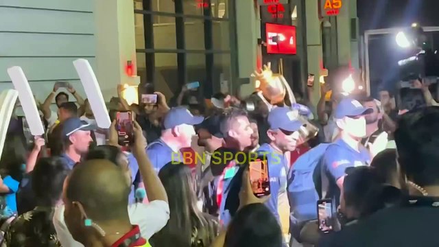 श्रीलंका के खिलाड़ी दुबई स्टेडियम के बाहर ट्रॉफी के साथ नृत्य करते हैं _ एशिया कप फाइनल पाकिस्तान बनाम श्रीलंकाSri Lanka players dance with trophy outside Dubai Stadium _ Asia Cup final Pakistan vs Srilanka