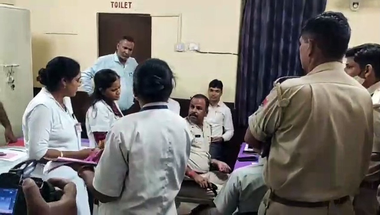 अलवर के जनाना अस्पताल में  मरीज के परिजनों ने स्टाफ से की मारपीट,स्टाफ ने किया कार्य बहिष्कार,मौके पर पहुँची पुलिस,देखे वीडियो