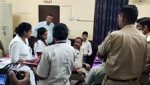 अलवर के जनाना अस्पताल में मरीज के परिजनों ने स्टाफ से की मारपीट,स्टाफ ने किया कार्य बहिष्कार,मौके पर पहुँची पुलिस,देखे वीडियो