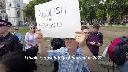 Anti-monarchy protesters boo King outside UK parliament