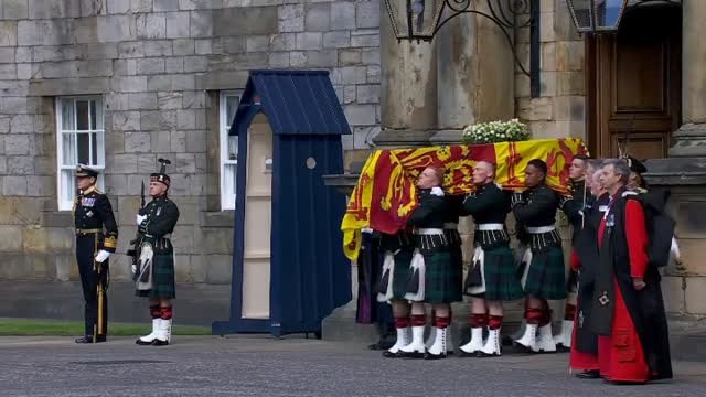 Los escoceses se despiden de su reina en Edimburgo