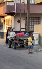 Yürümek istemeyen ata yumruk atarak eziyet etti