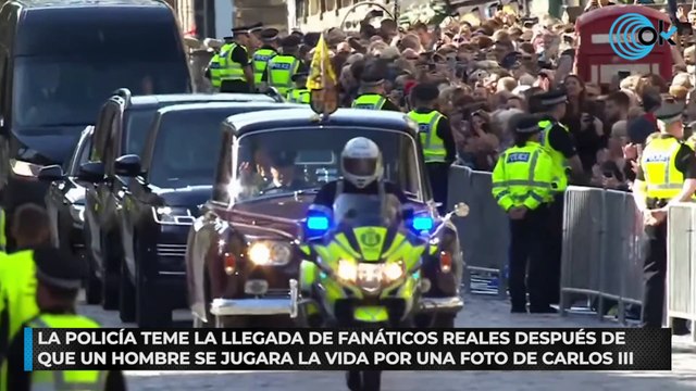 La Policía teme la llegada de fanáticos reales después de que un hombre se jugara la vida por una foto de Carlos III