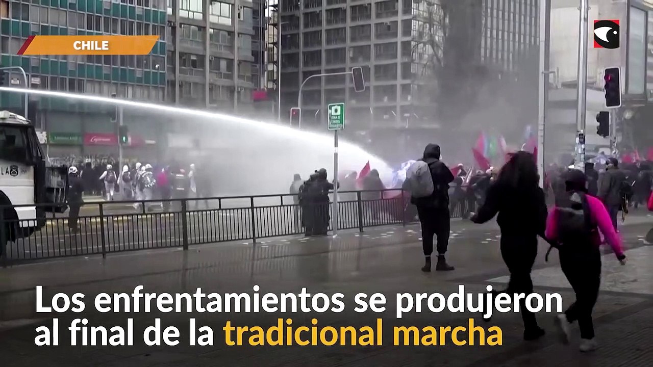Violentos enfrentamientos entre policías y manifestantes en una marcha