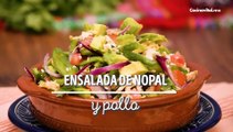 Saludable ensalada de nopal y pollo desmenuzado