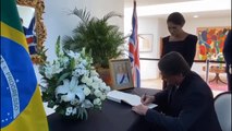 Bolsonaro assina livro de condolências pela morte da rainha