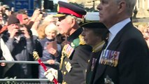 Rei Charles III lidera procissão fúnebre de Elizabeth II em Edimburgo