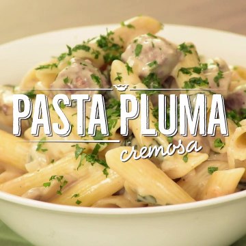 Pasta pluma con crema, champiñones, espinacas, carne de res y queso | Cocina Vital