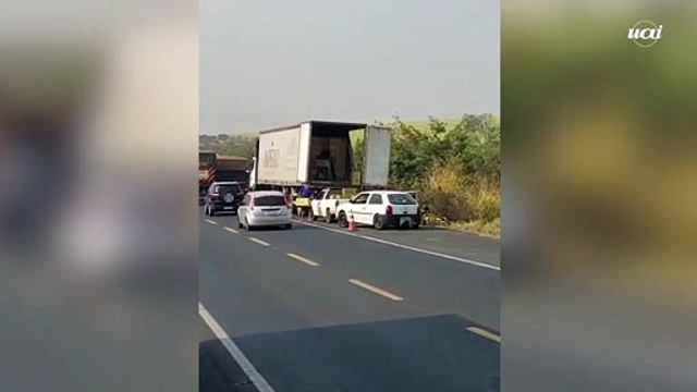 Carreta de cerveja tem parte da carga saqueada após parar em rodovia
