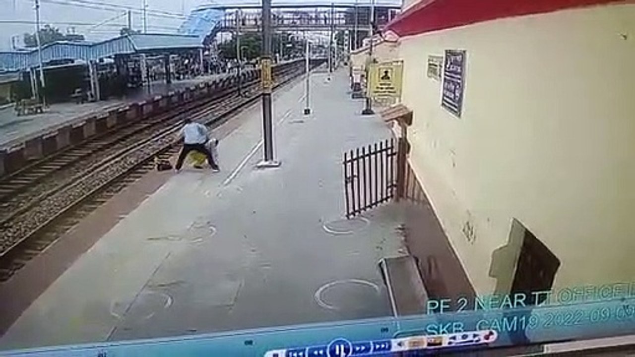 Increíble: Mujer se salva dos veces de ser atropellada por un tren