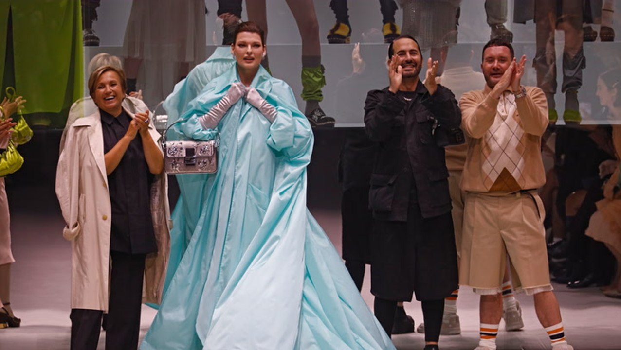 Erstes Mal seit OP-Horror: Linda Evangelista zeigt sich unverhüllt bei Fashion Show