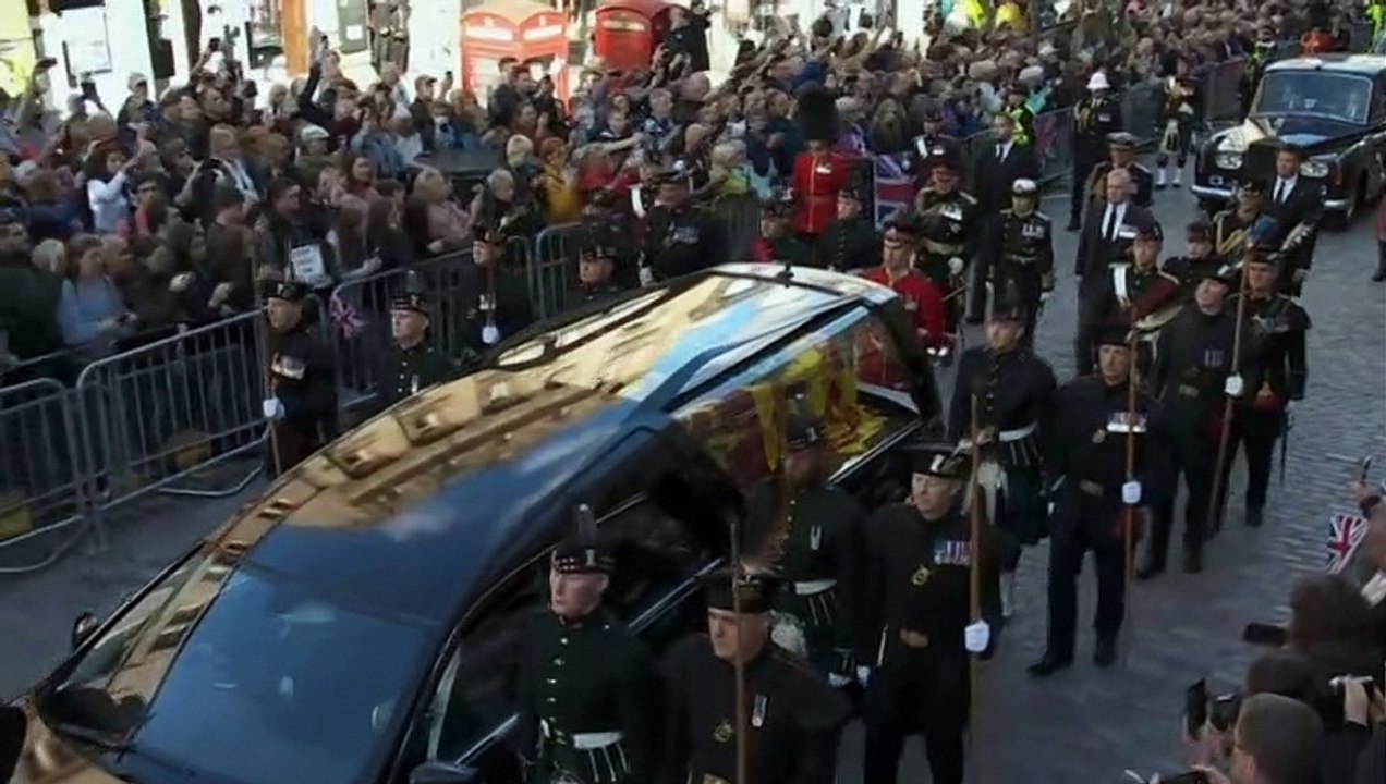Thousands gather to mourn departed Queen in Edinburgh