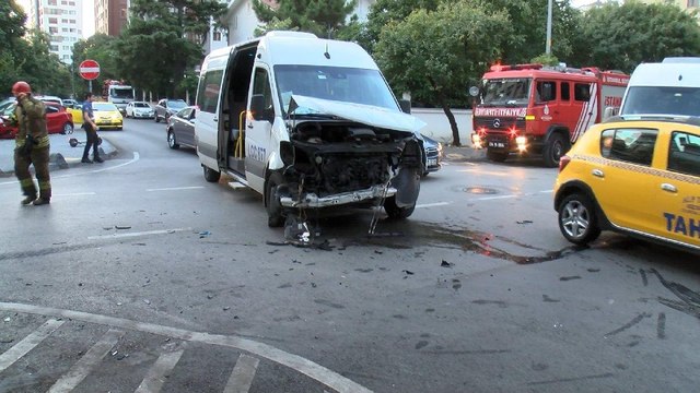 Kadıköy'de işçileri taşıyan iki servis minibüsü çarpıştı