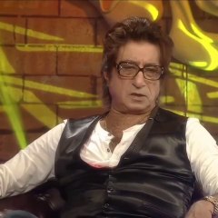 Mithun Chakravarty wearing a torn loongi [SHAKTI KAPOOR LIFE STORY]