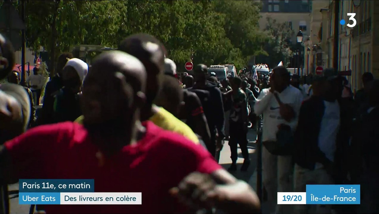Plus de 500 livreurs africains de Uber Eats, pour beaucoup sans-papiers, ont manifesté à Paris , après la déconnexion de 2.500 comptes de travailleurs identifiés comme frauduleux