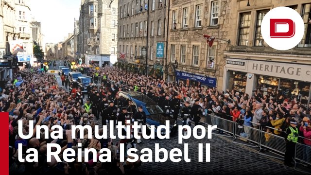 Una multitud acompaña el féretro de Isabel II a la catedral de St Giles en Edimburgo