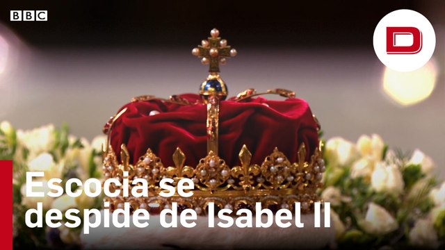 Miles de escoceses despiden en profundo silencio a Isabel II