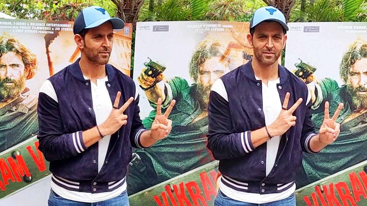 फिल्म 'विक्रम वेधा' को प्रमोट करने पहुंचे ऋतिक रोशन ने मीडिया वालो के साथ खिचवाई फोटोज