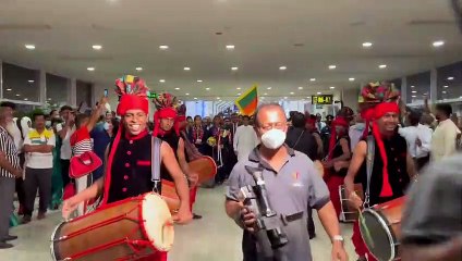 ක්‍රීඩක ක්‍රීඩිකාවන්ට පුදන  ආචාර සමාචාර භුක්ති විඳින්න බූරුවො මැදට පැන්නම බලන්න අප්පිරිය ය --- ආසියානු දැල් පන්දු කිරුළ දිනු ශ්‍රී ලංකා කණ්ඩායම දිවයිනට